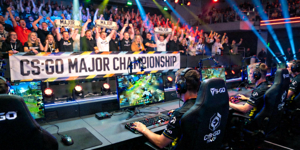 CS:GO Major锦标赛决赛瞬间 - 选手专注操作与观众欢呼