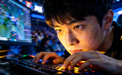 Faker李相赫选手比赛特写 - 英雄联盟传奇中单专注操作